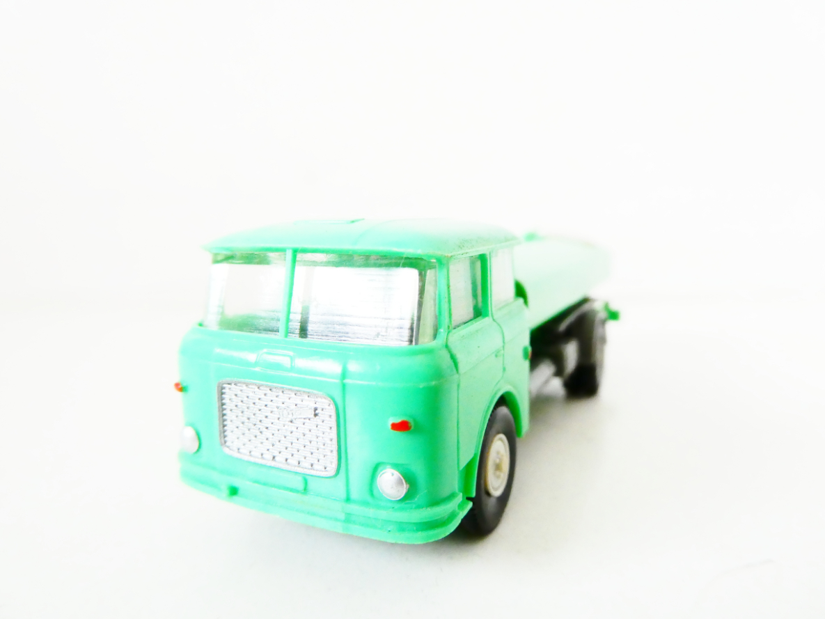 H0 Permot Hruska Nákladní automobil ŠKODA s řidičem - cisterna na vodu zelená PĚKNÝ STAV