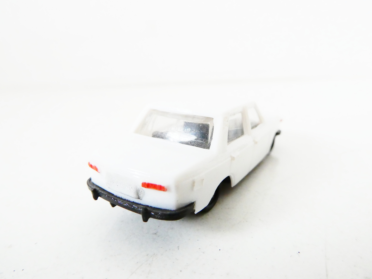 H0 VEB Modell-Konstrukt Osobní automobil Wartburg 353 bílý PĚKNÝ STAV