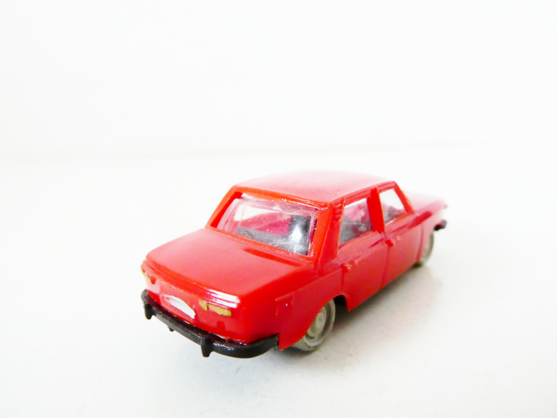 H0 VEB Modell-Konstrukt Osobní automobil Wartburg 353 červený PĚKNÝ STAV