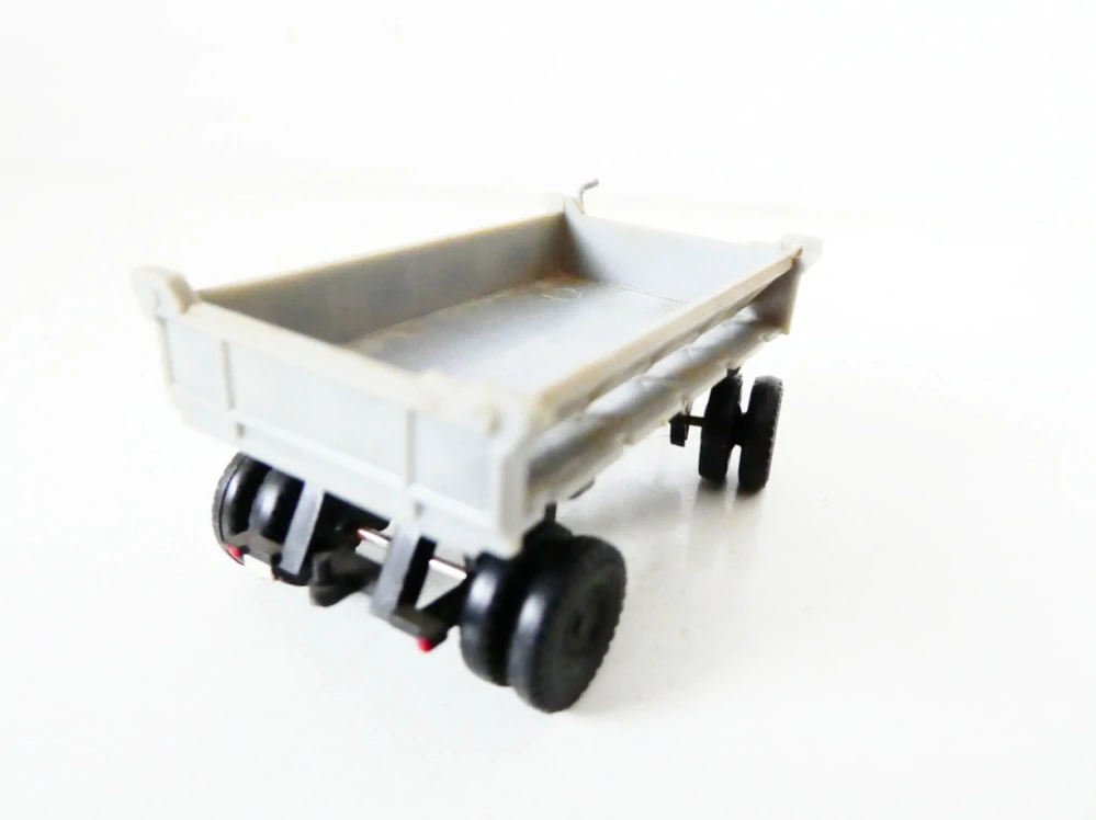 H0 VEB PLASTICART Přívěs za nákladní automobil s bočním výklopným mechanismem PĚKNÝ STAV