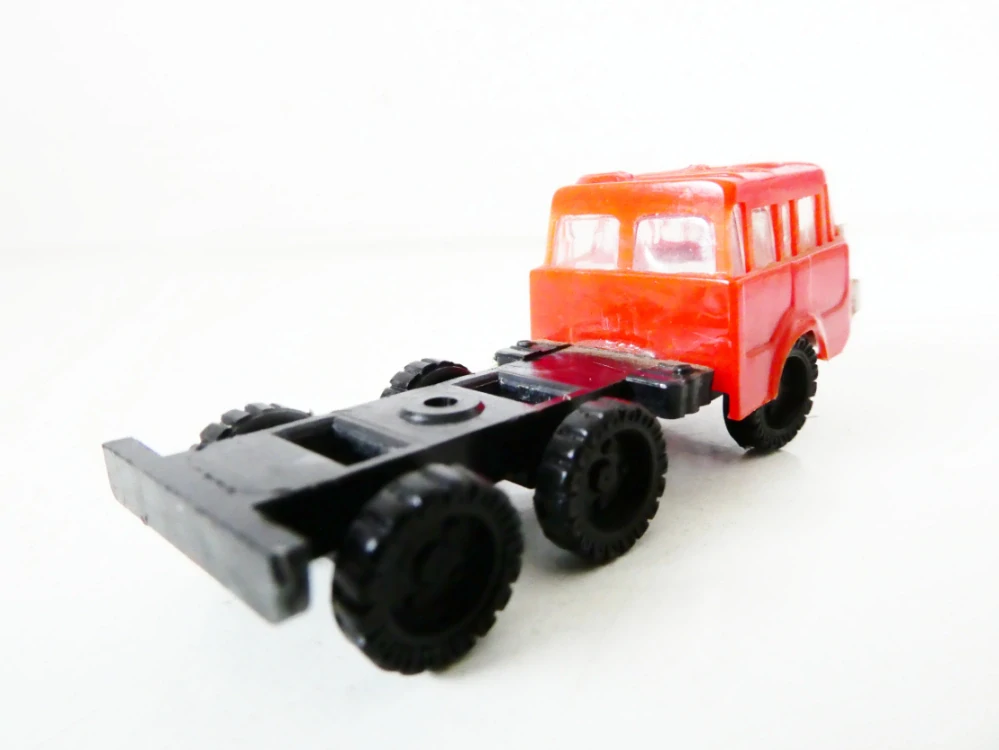 TT VEB Modell- Konstruktt Nákladní automobil TATRA 813 66 tahač červený 