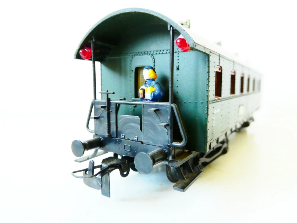 H0 SCHICHT Osobní vůz 232-501 s cestujícími a personálem DR PĚKNÝ STAV