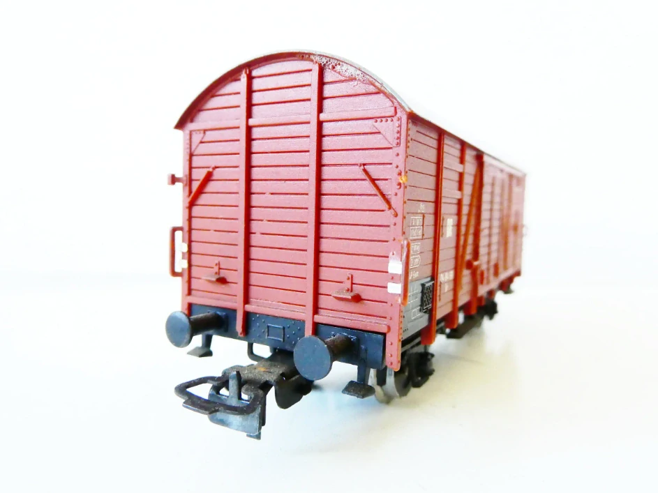 H0 PIKO Nákladní vůz krytý 04-84-99 Gr s budkou brzdaře - s personálem DR OSVĚTLENÝ PĚKNÝ STAV