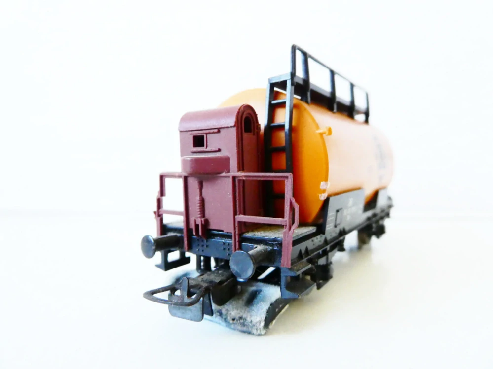 H0 PIKO Cisternový vůz 52-02-29 Petrolchemisches Kombinat Schwedt s budkou brzdaře a nástavcem na čištění kolejí DR PĚKNÝ STAV