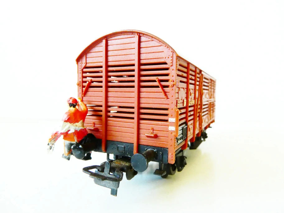 H0 PIKO Nákladní vůz na přepravu dobytka 23-01-18 s drážní obsluhou a magnetickým spínačem DR PĚKNÝ STAV