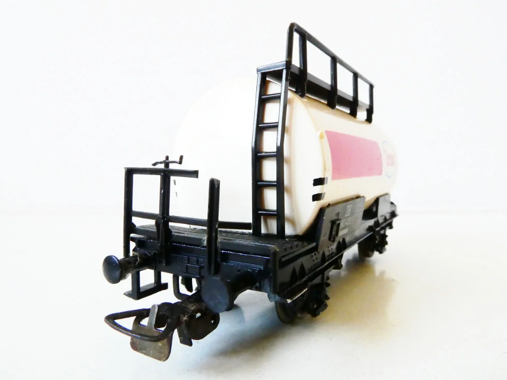 H0 PIKO Cisternový vůz 583 439 ESSO DB