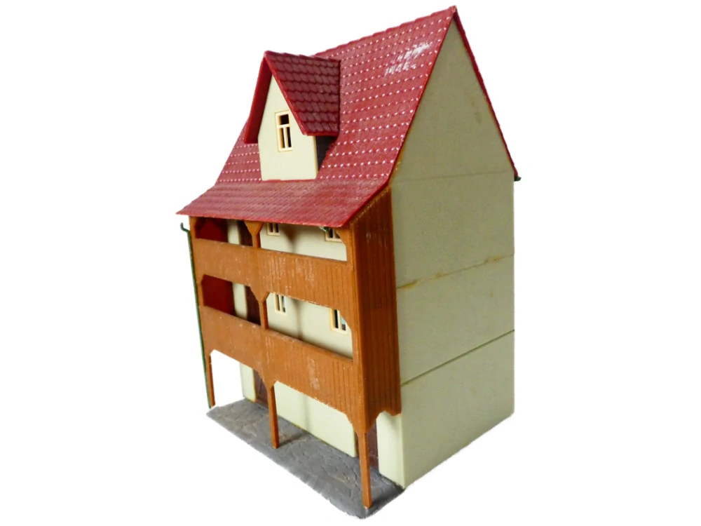 H0 Městský dům s obchodem, podloubím a balkóny