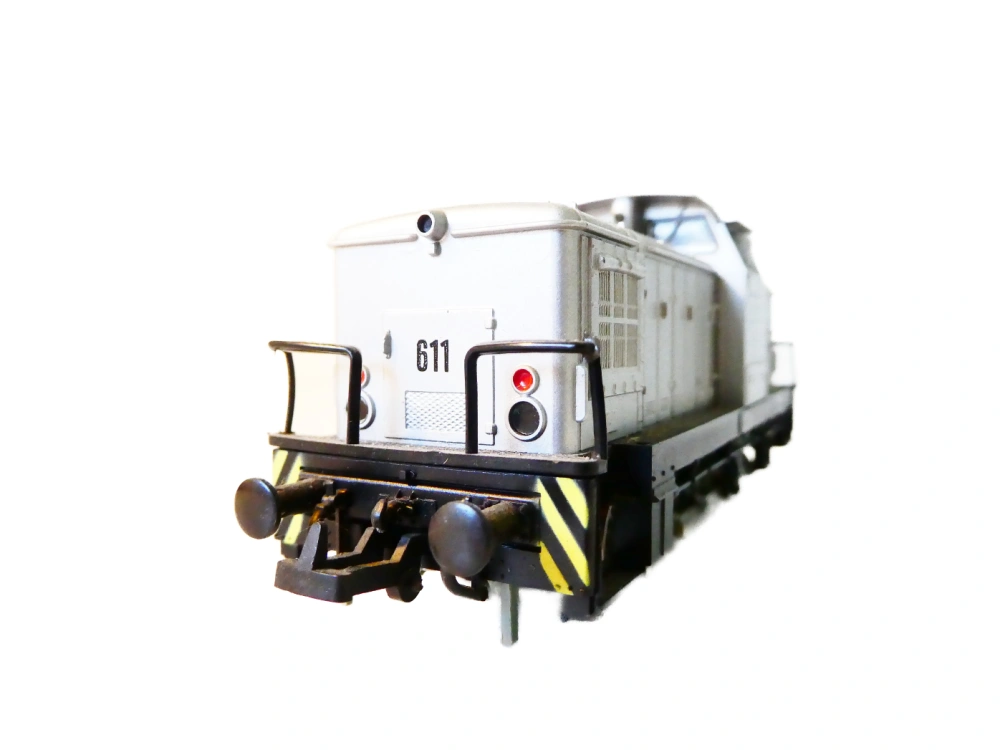 H0 PIKO Dieselová lokomotiva BR 106 „Werklok 611 VEB Stahl- und Walzwerk Brandenburg" OSVĚTLENÁ TOP STAV