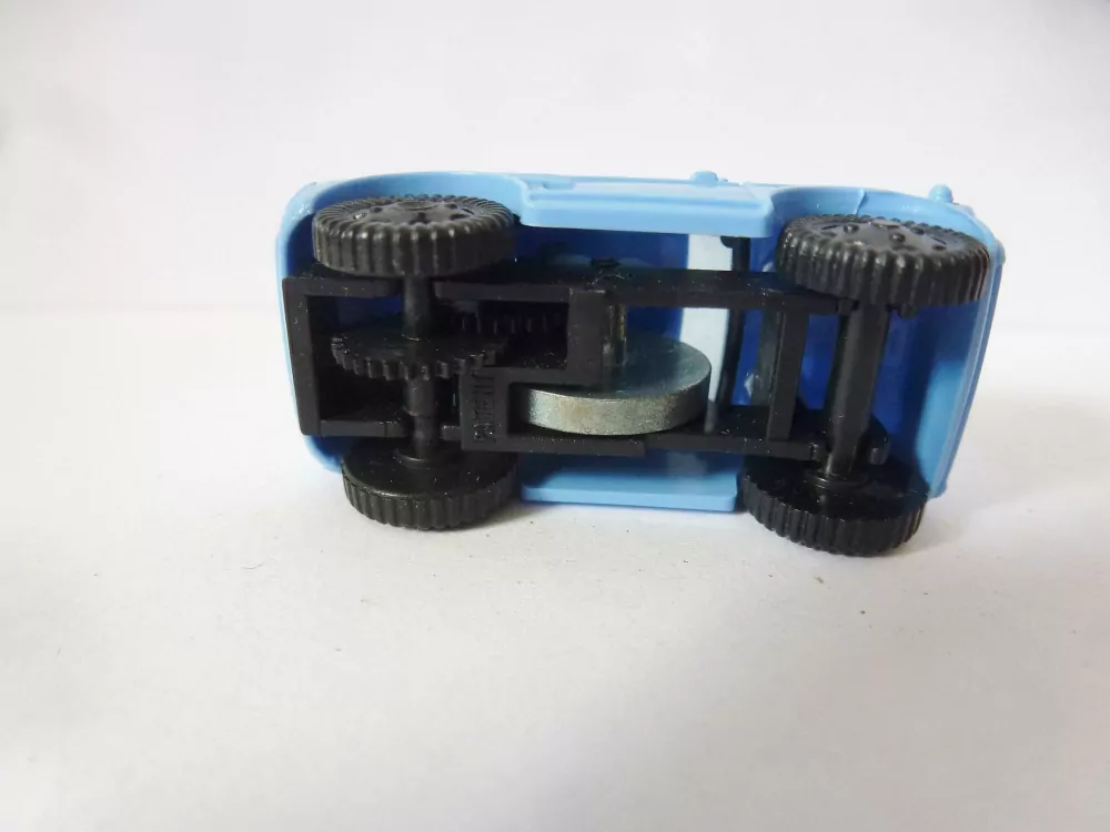 H0 Osobní automobil se setrvačníkem TOP STAV (4 x 1,8 x 1,5 cm)