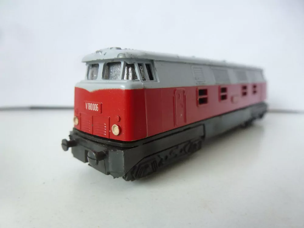 N PIKO Dieselová lokomotiva V 180 006 DR 