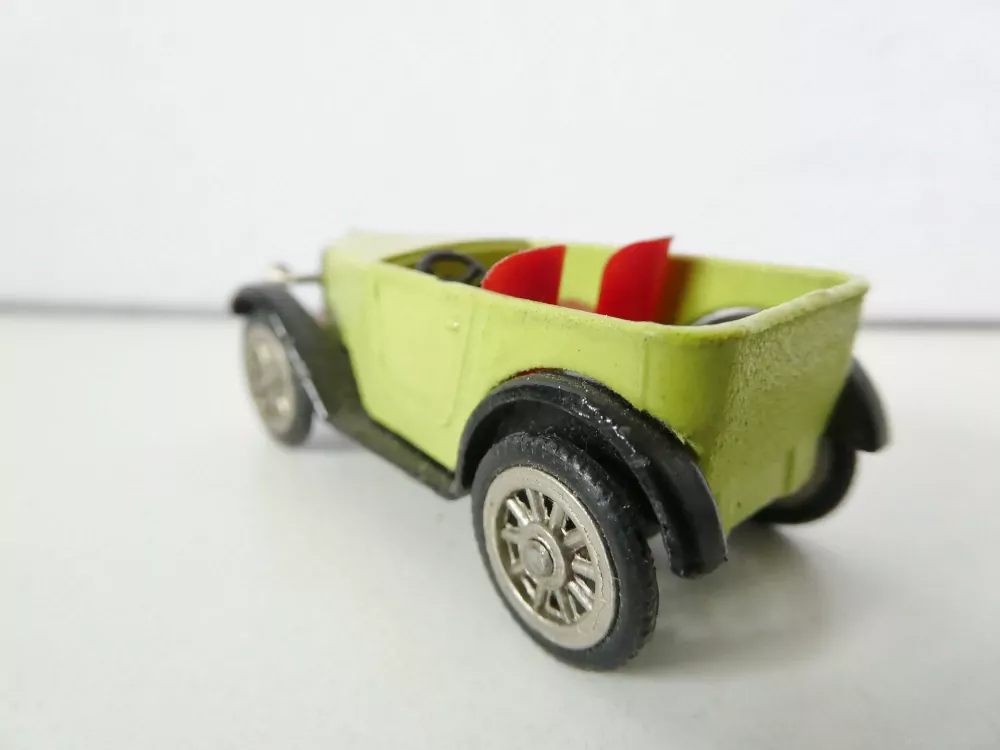 Osobní automobil historický - kovový model