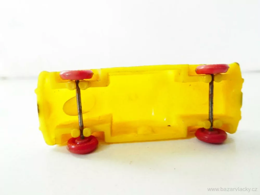 H0 Osobní automobil žlutý starší výroby DDR