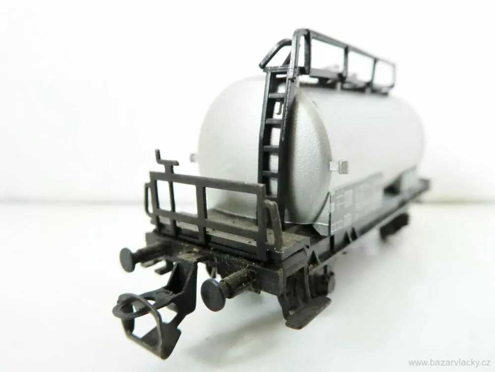 TT BTTB Cisternový vůz stříbrný DR TOP STAV 