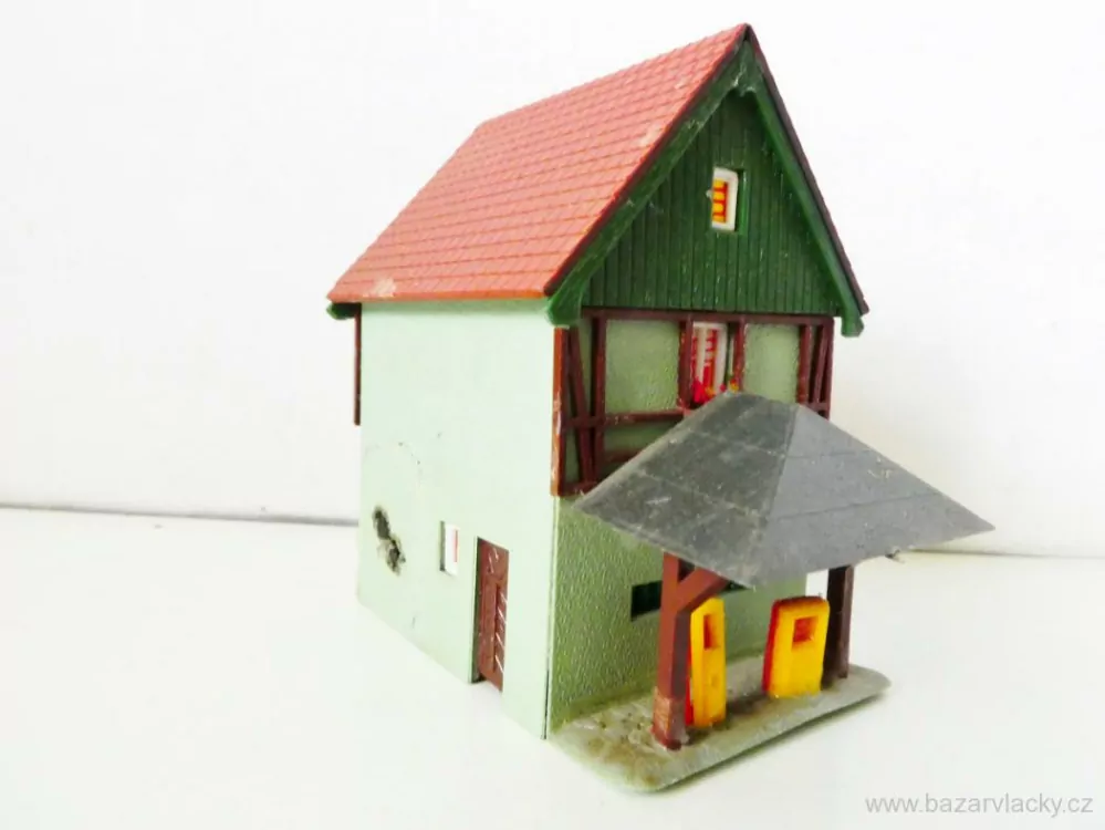 TT Hrázděný městský obytný dům s čerpací stanicí