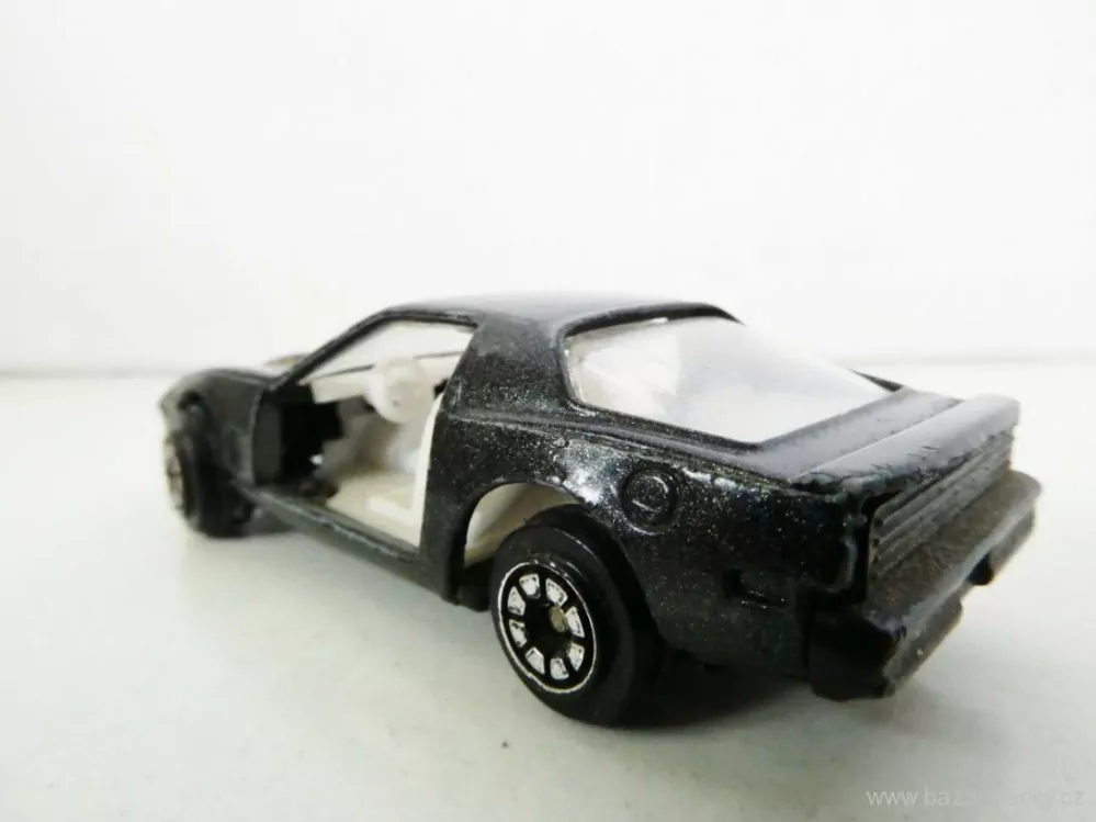 Osobní automobil černý bez dveří - kovový model