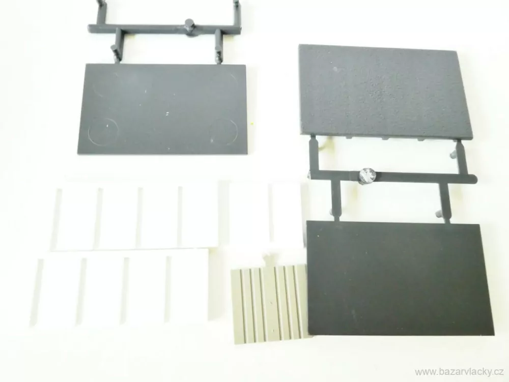 H0 AUHAGEN 11420 Stavebnice - částečně použitá - Garáž s výklopnými vraty