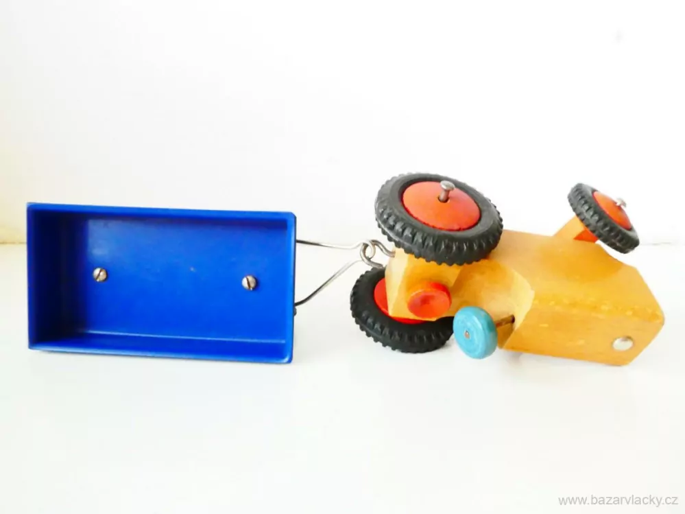 Dřevěný traktor s přívěsným vozíkem