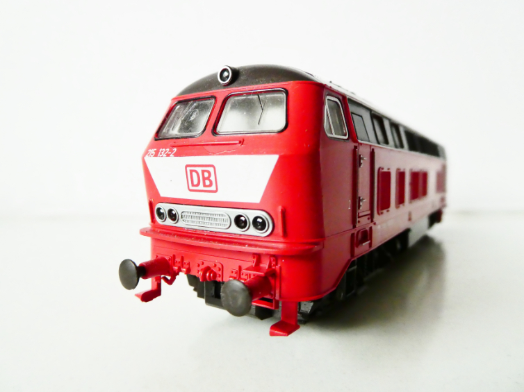 H0 ROCO Dieselová lokomotiva BR 215 132-2 DB TOP STAV