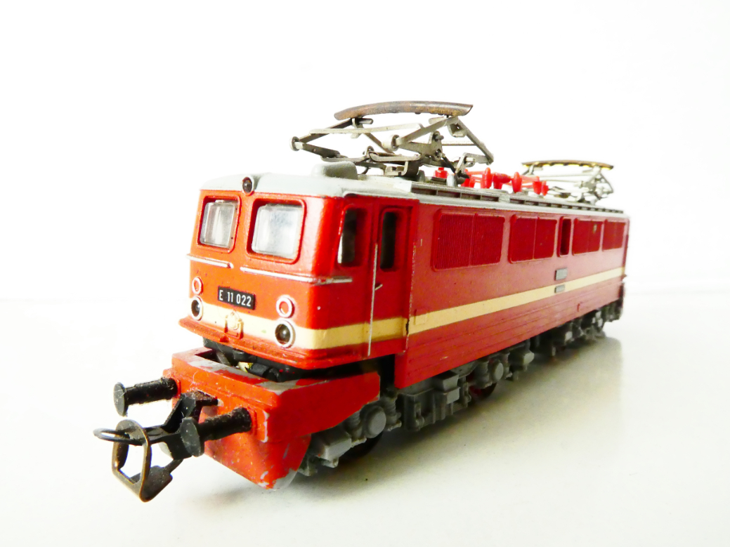 TT GÜTZOLD Elektrická lokomotiva E 11 022 DR OSVĚTLENÁ
