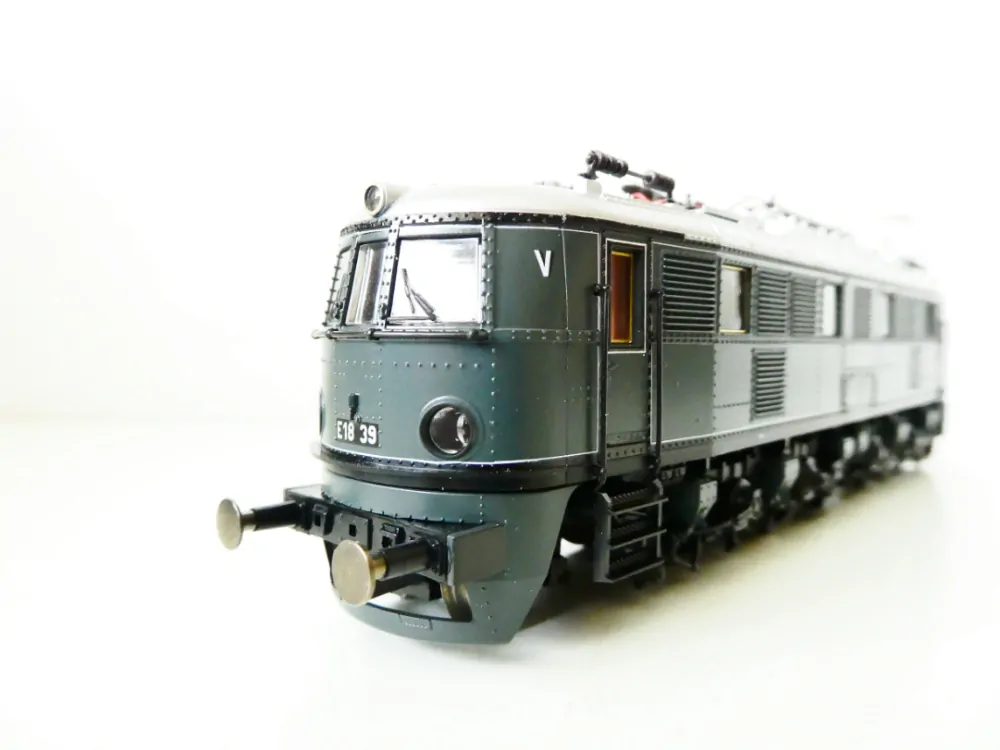 H0 ROCO 43758 Elektrická lokomotiva E18 39 DRG OSVĚTLENÁ s přiloženým dekodérem Digital plus by Lenz NEPOUŽÍVANÁ v krabičce, ale k OPRAVĚ PANTOGRAFU (v krabičce mnoho orig. doplňků)