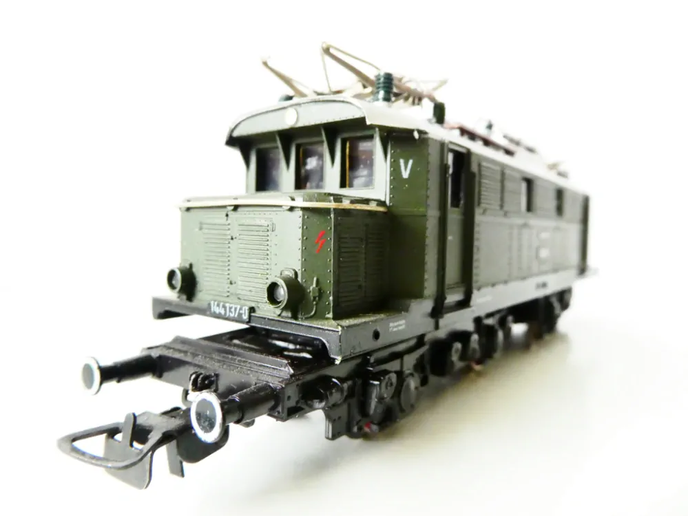 H0 PIKO Elektrická lokomotiva BR 144 137-0 DR OSVĚTLENÁ TOP STAV NEPOUŽITÁ v orig. krabičce 