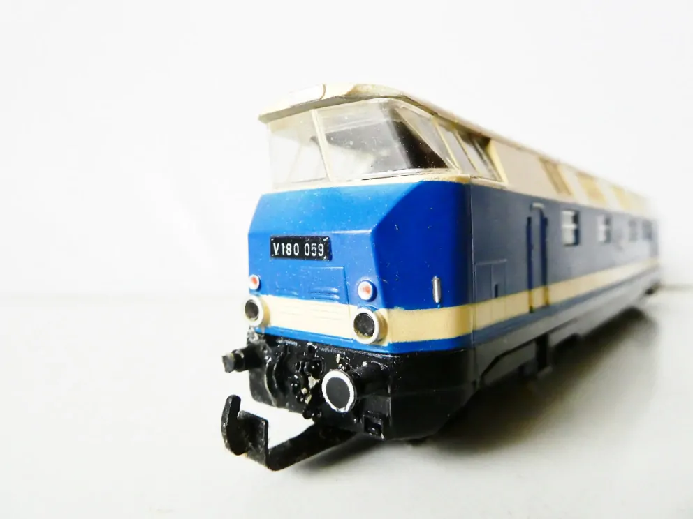 H0 GÜTZOLD Dieselová lokomotiva V 180 059 DR OSVĚTLENÁ v krabičce