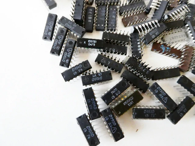 SET 73 ks Integrované obvody MIX D195D, D110D, D150D, TESA S98, 7400PC, 7420PC, D130D, D193D, D1100, D140D atd :-)