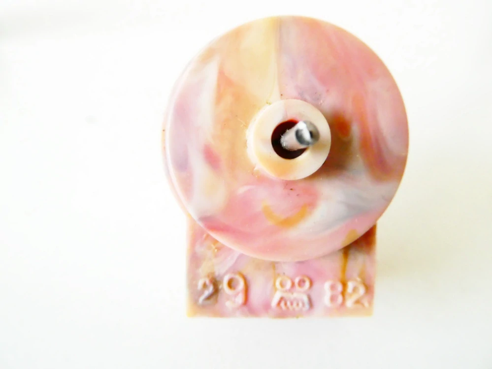 Motor značený 29 82 růžový bakelit