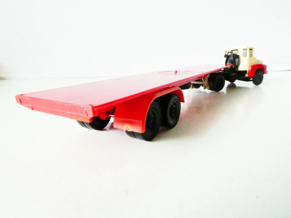 H0 Nákladní automobil - tahač s plošinovým návěsem