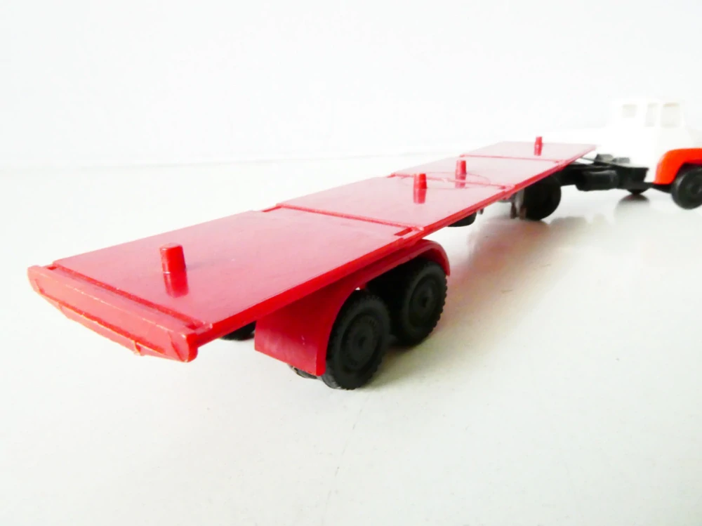 H0 Nákladní automobil - tahač s plošinovým návěsem