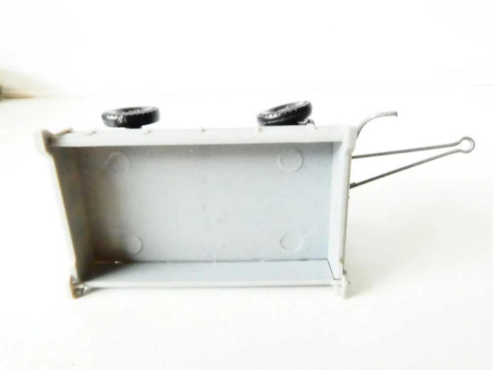 H0 Přívěs za nákladní automobil s bočním výklopným mechanismem PĚKNÝ STAV