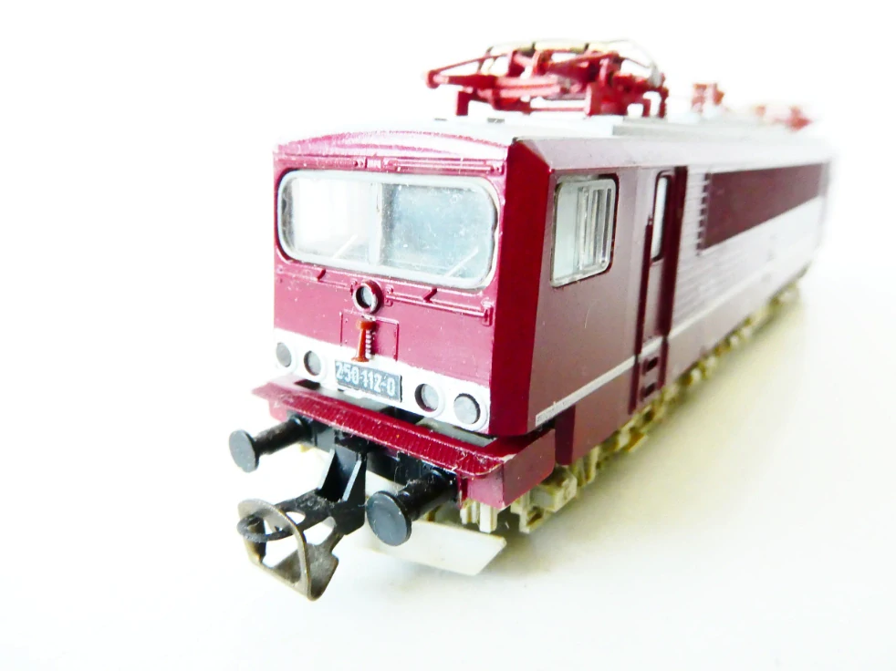 TT BTTB Elektrická lokomotiva BR 250 112-0 DR OSVĚTLENÁ PĚKNÝ STAV v orig. krabičce s průvodním listem