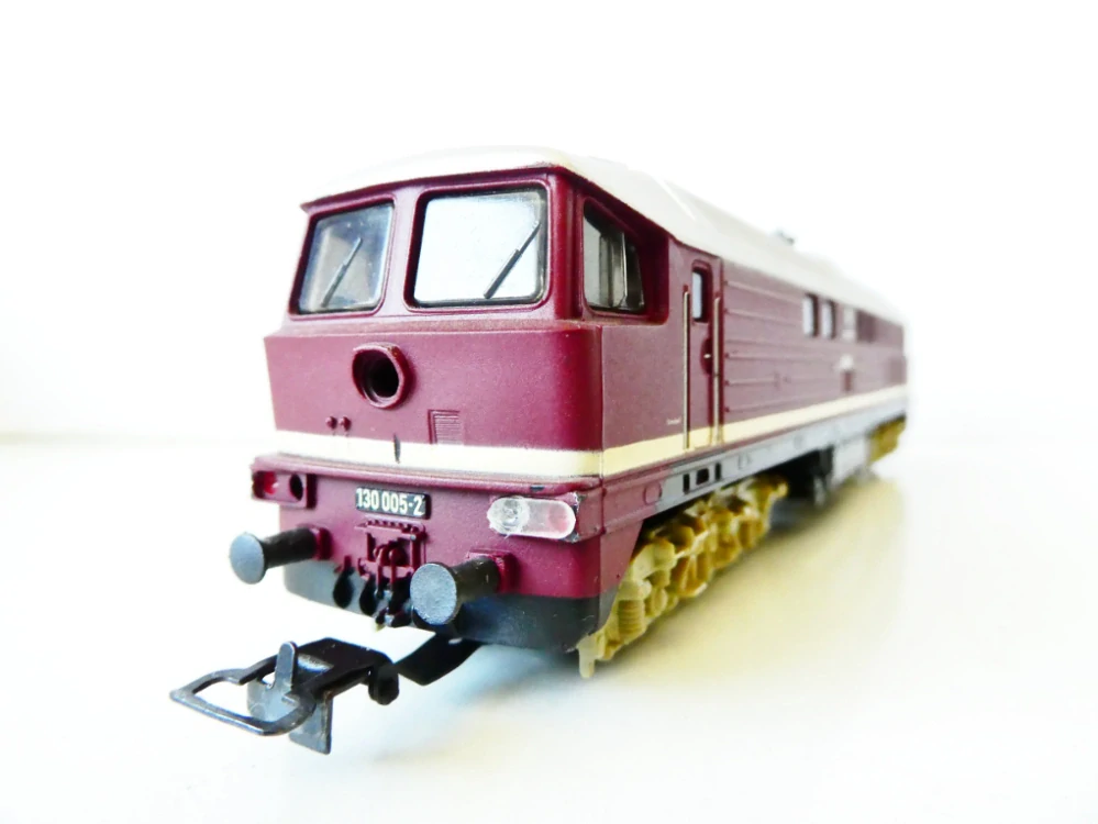 H0 PIKO Dieselová lokomotiva BR 130 005-2 DR OSVĚTLENÁ  PĚKNÝ STAV