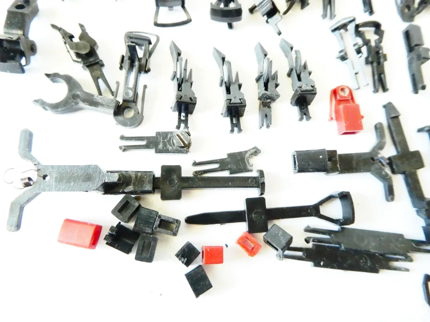 H0 VELKÝ MIX Spřáhlo a náhradní části - vše, co je na foto (cca 40 ks )