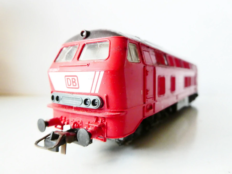 H0 ROCO Dieselová lokomotiva BR 215 024-1 DB OSVĚTLENÁ  (NA SERVIS - JEDE RYCHLE, ale klepe se)