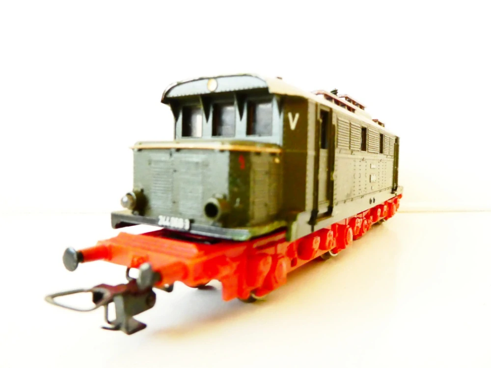 H0 PIKO Elektrická lokomotiva BR 244 068-3 DR NA OPRAVU NEBO NÁHRADNÍ DÍLY (motor funkční)
