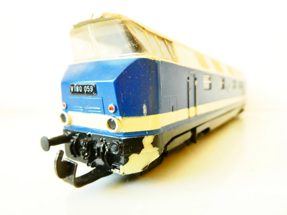 H0 GÜTZOLD Dieselová lokomotiva V 180 059 DR NA RENOVACI NEBO NÁHRADNÍ DÍLY (lokomotiva jede)