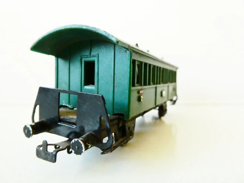 H0 Osobní vůz 2. tř. (chybí krytky na kolech, přemalované logo)