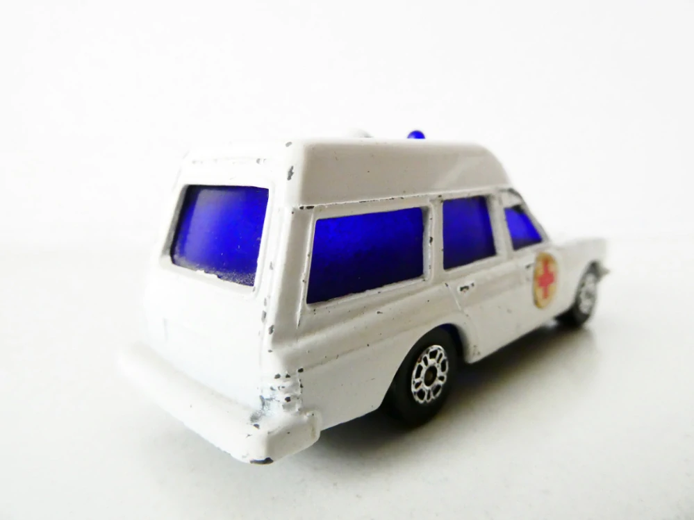 CORCI JUNIORS - Automobil SANITKA MERCEDES BENZ 2200 BINZ AMBULANCE Made in Britain