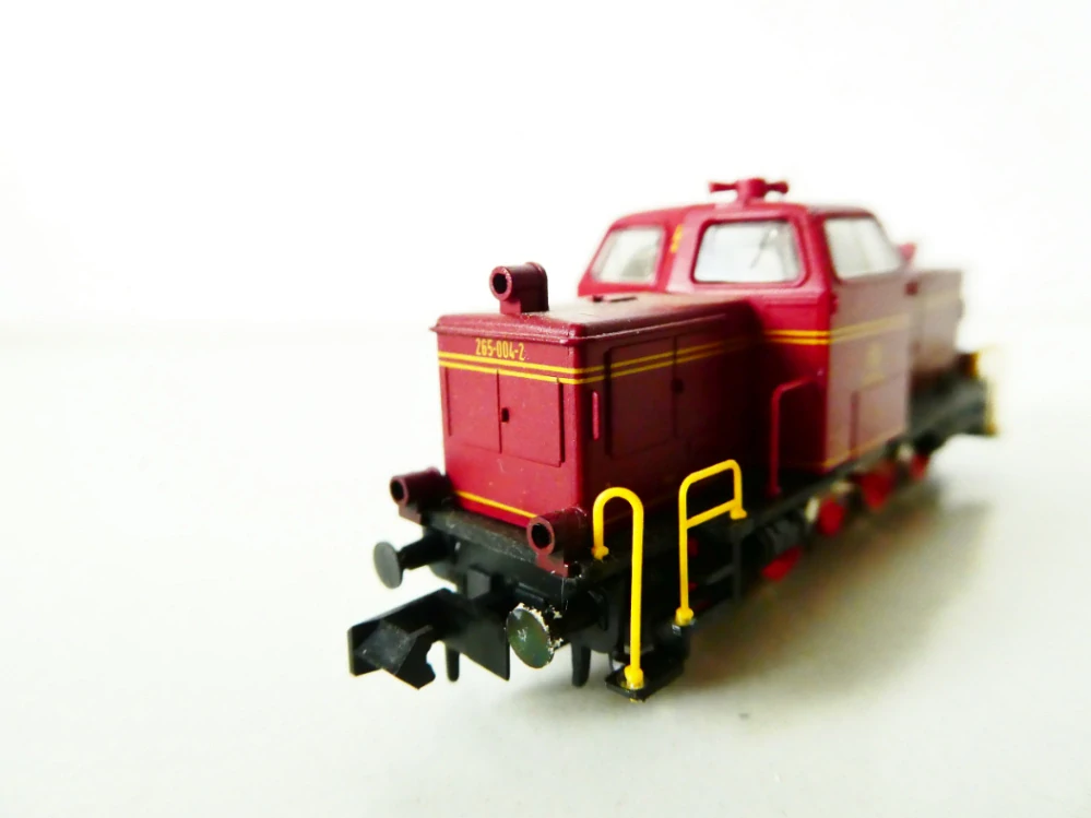 N ARNOLD 5702 Dieselová lokomotiva BR 265 004-2 DB v krabičce OSVĚTLENÁ