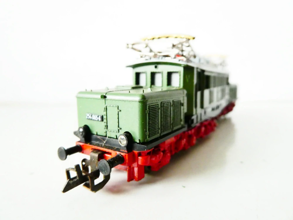TT BTTB/ZEUKE Elektrická lokomotiva BR 254 065-6 DR OSVĚTLENÁ PĚKNÝ STAV v krabičce