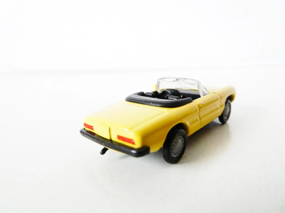 H0 Osobní automobil Cabriolet žlutý