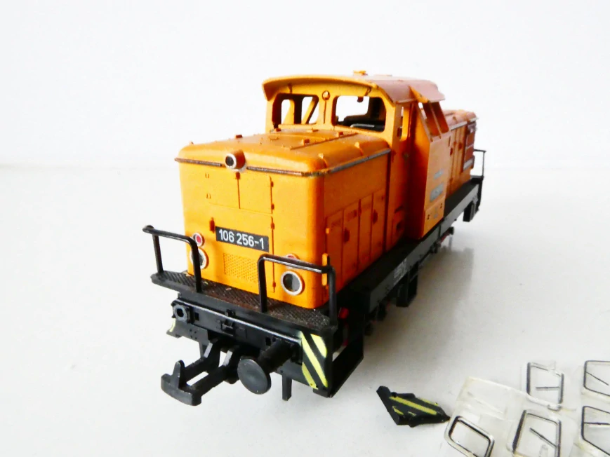 H0 PIKO Dieselová lokomotiva BR 106 256-1 DR NA RENOVACI