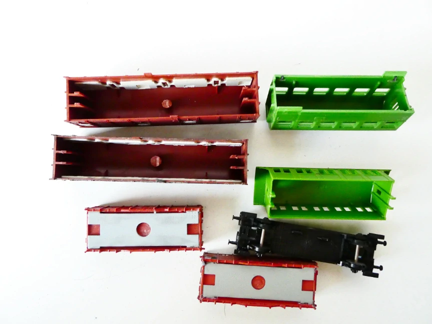 TT BTTB MIX SET 7 ks Náhradní kastle a podvozek k vozům (vše, co je na foto)