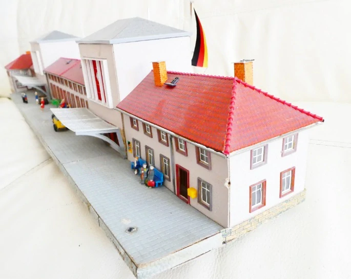 H0 Velké nádraží Neunburg s postavičkami + přiložené doplňky (viz foto) 73 x 18 x 14 cm