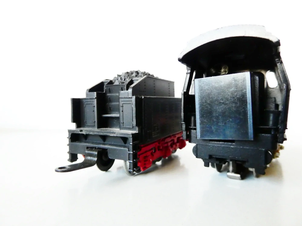 H0 MÄRKLIN Parní lokomotiva s tendrem BR 24 058 DR OSVĚTLENÁ PĚKNÝ STAV