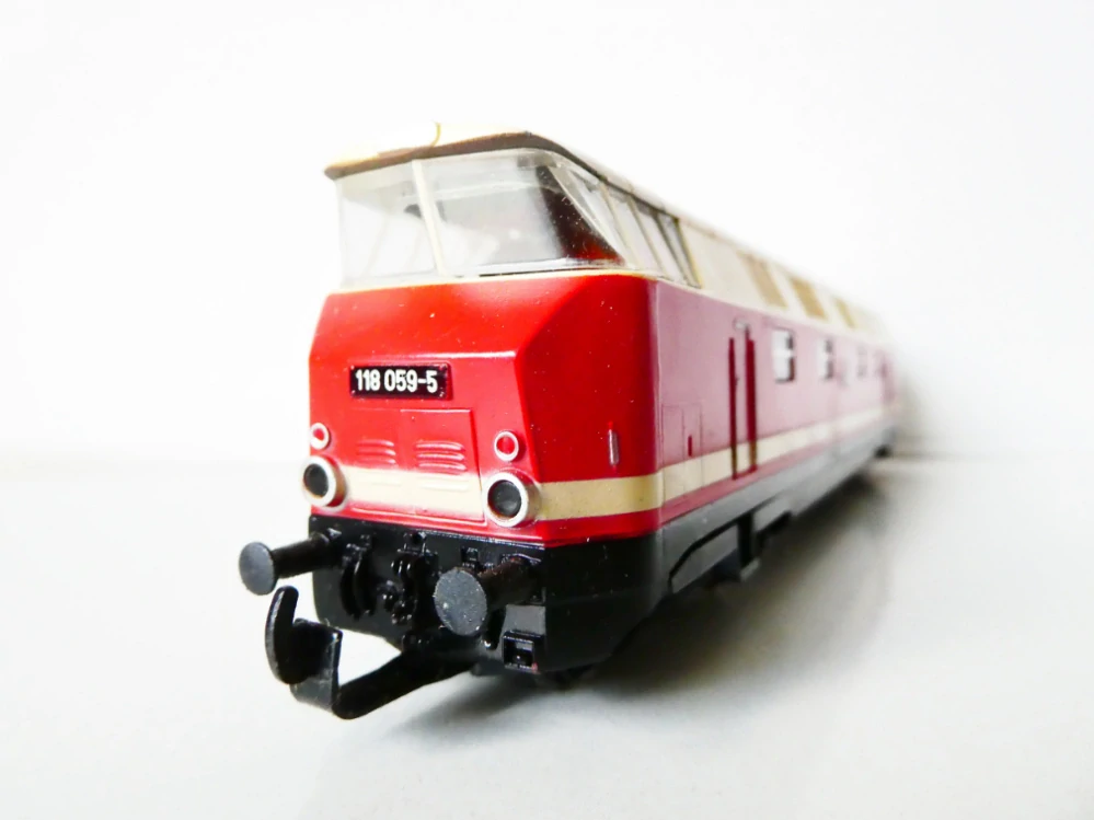 H0 GÜTZOLD Dieselová lokomotiva BR 180 059 DR OSVĚTLENÁ PĚKNÝ STAV