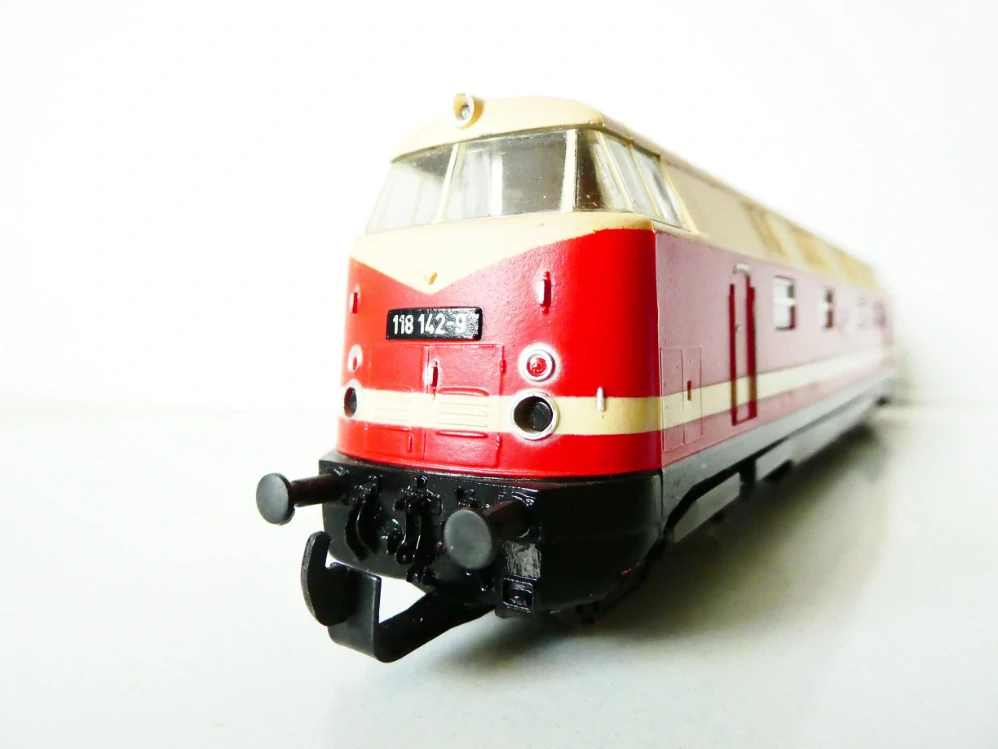 H0 GÜTZOLD Dieselová lokomotiva BR 118 142-9 DR OSVĚTLENÁ (NA OPRAVU, NEJEDE, POUZE SVÍTÍ)