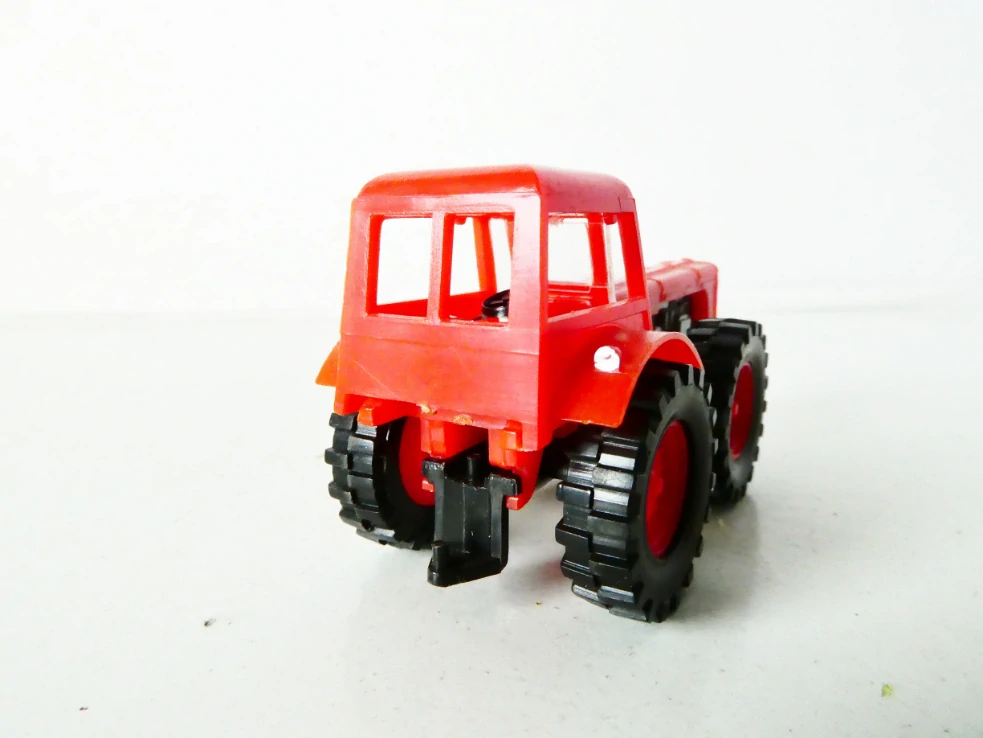 H0 Traktor červený PĚKNÝ STAV