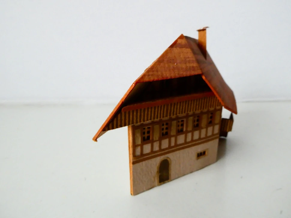 TT Hrázděný dům se schodištěm (kartonový model)